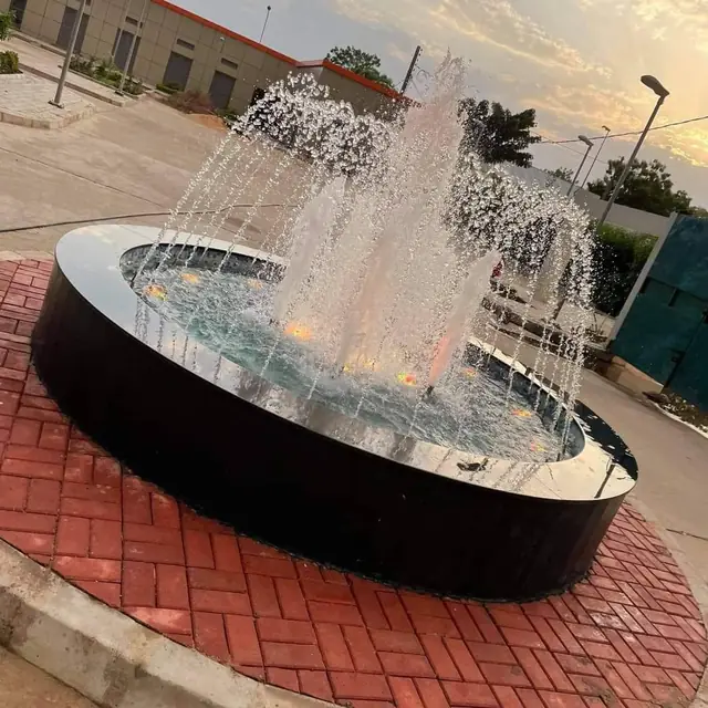 Circular fountain with black stainless cladding