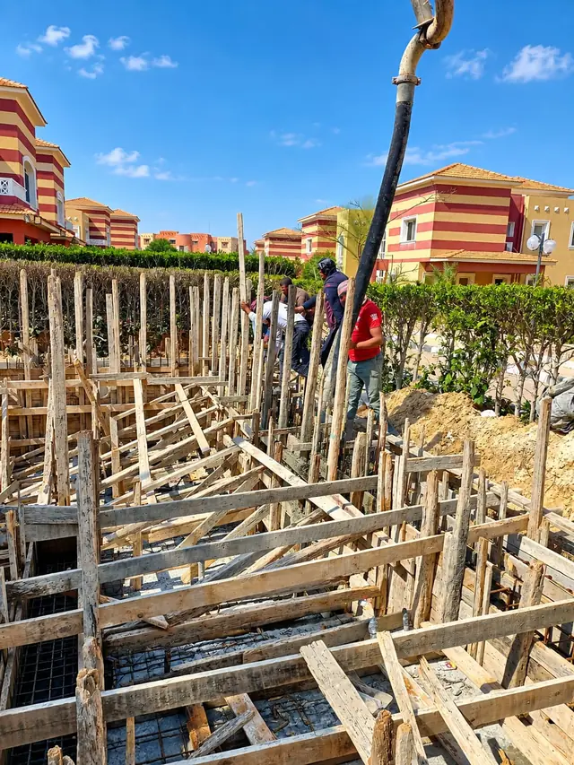 Pump-casting concrete into the formwork