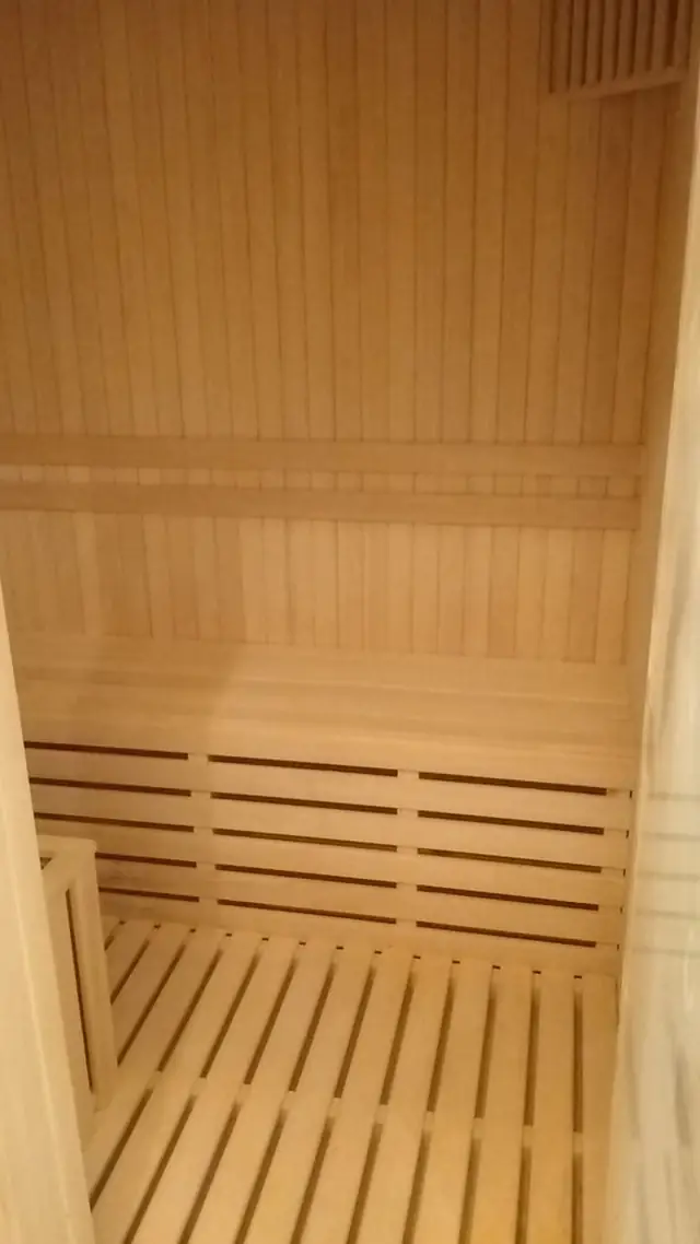 Sauna cabin with slatted benches