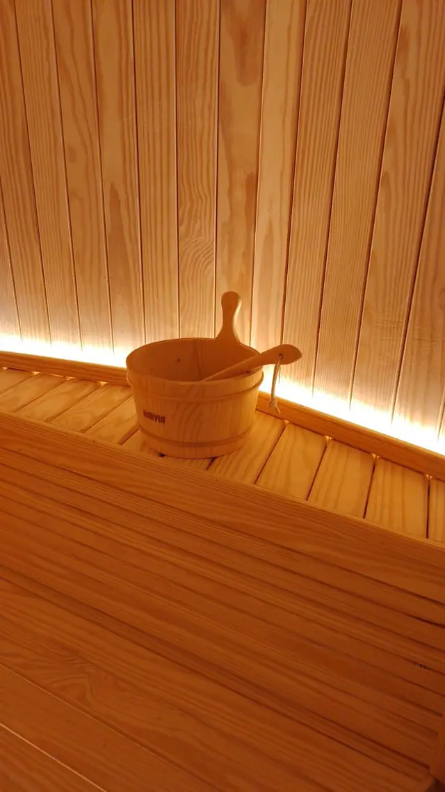 Hidden lighting and timber bucket detail