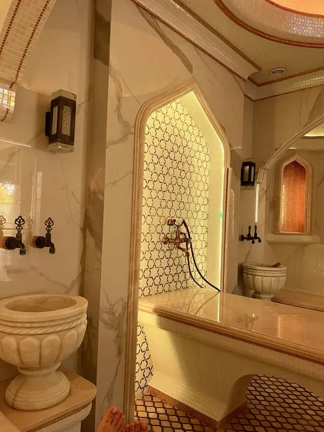 Bathing niche with Moroccan arch and stone basin